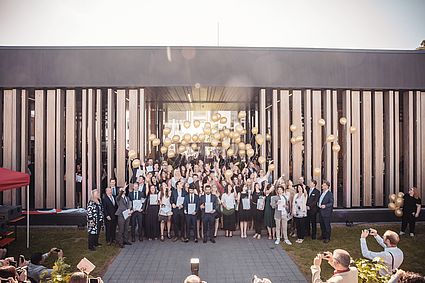 Gruppenbild der AbsolventInnen des Studiengangs Betriebswirtschaft