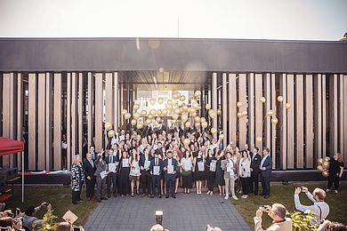 Gruppenbild der AbsolventInnen des Studiengangs Betriebswirtschaft