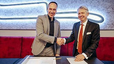 Dr. Matthias Köck, Vorsitzender des ADAC Nordbayern, und Hochschulpräsident Prof. Dr. Clemens Bulitta unterzeichnen die Kooperationsvereinbarung für den neuen Innovativen LernOrt