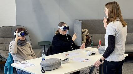 Die Lehrkräfte erkunden in der Gruppe eigenständig die Möglichkeiten der Apple Vision Pro – betreut vom Anatomy Lab-Team der OTH Amberg-Weiden.