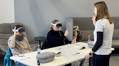 Die Lehrkräfte erkunden in der Gruppe eigenständig die Möglichkeiten der Apple Vision Pro – betreut vom Anatomy Lab-Team der OTH Amberg-Weiden.