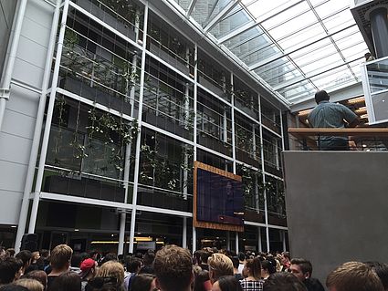 Orientation Day - 27000 Studenten werden von Cheerleadern begrüßt