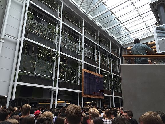 Orientation Day - 27000 Studenten werden von Cheerleadern begrüßt