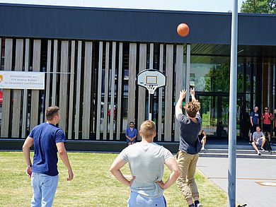 Wurftraining am Basketball-Korb