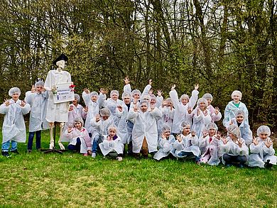 Zeigt her eure Hände: Die ErstklässlerInnen kennen sich jetzt in puncto Händewaschen aus. Zeigt her eure Hände: Die ErstklässlerInnen kennen sich jetzt in puncto Händewaschen aus.