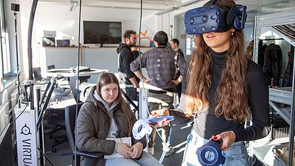 Mädchen mit VR-Brille