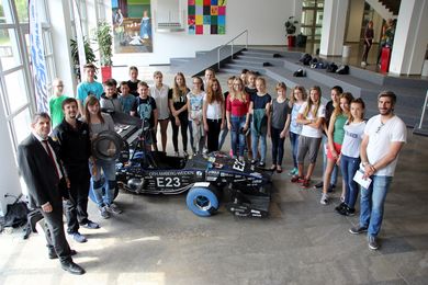 Die Schülerinnen und Schüler mit dem Elektroflitzer des Running Snail Racing Teams 