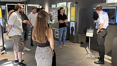 Während des Praxisteils konnte sich die Studierenden an den „Live Demos“ vor Ort über Details für die anschließende Projektplanungsübung informieren