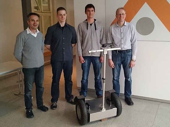 Das OTH-elo 1.0 ist ein selbstbalancierendes Elektrofahrzeug - ähnlich einem Segway.