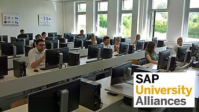 TeilnehmerInnen des Kurses bei Übungsaufgaben im SAP-System