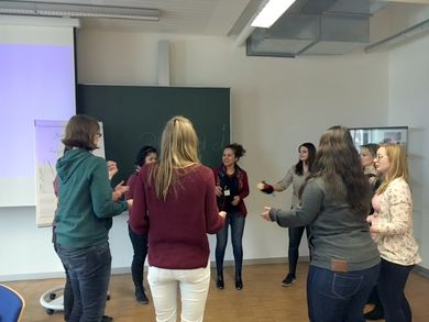 Mentorinnen und Mentees der Mentoring Programme „first steps“ und „professional steps" beim Workshop