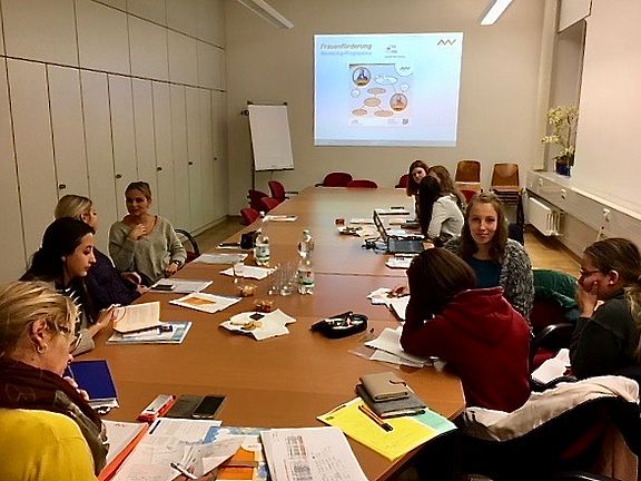 Teilnehmerinnen bei der Auftaktveranstaltung ,,firststeps“