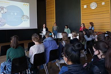 Schülerinnen hören einem Vortrag zu