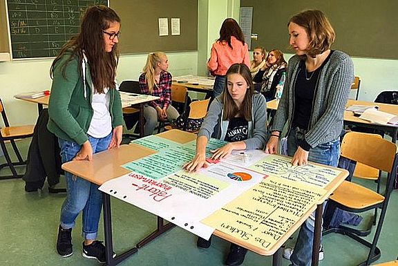 Die Schülerinnen erarbeiteten die einzelnen Studiengänge und stellten sie auf selbstgestalteten Plakaten vor.