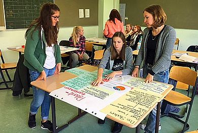 Die Schülerinnen erarbeiteten die einzelnen Studiengänge und stellten sie auf selbstgestalteten Plakaten vor.