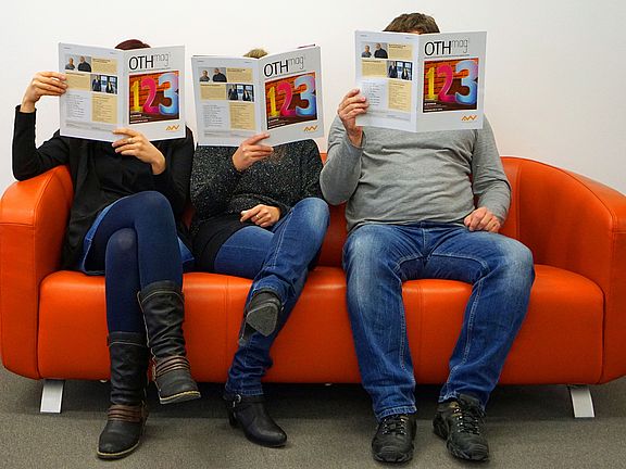 Dahinter stecken gleich drei kluge Köpfe: OTHmag-Leserinnen und -Leser in der Bibliothek 