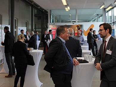 Menschen im Foyer beim Austausch