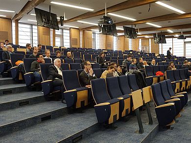 Teilnehmer sitzen im Hörsaal