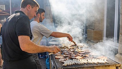 Fleisch und Bratwürste auf einem Grill