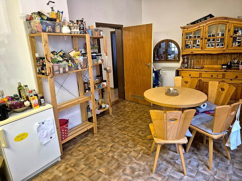 Küche mit Einbauküche und Herd