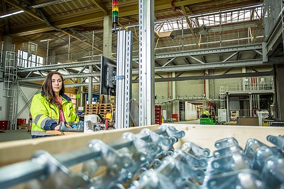 [Translate to Englisch:] Logistikmitarbeiter am PC