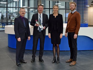 Spendenübergabe: Prof. Ulrich Müller (OTH Amberg-Weiden), Lars Engel, Lisa Wandhoff (OTH Amberg-Weiden) und Johannes Zeck