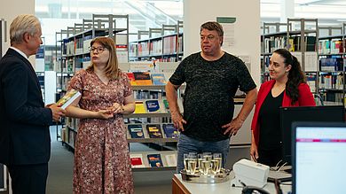 Das Team der Hochschulbibliothek erklärt Hochschulpräsident Prof. Dr. Clemens Bulitta die Änderungen im neuen OPAC