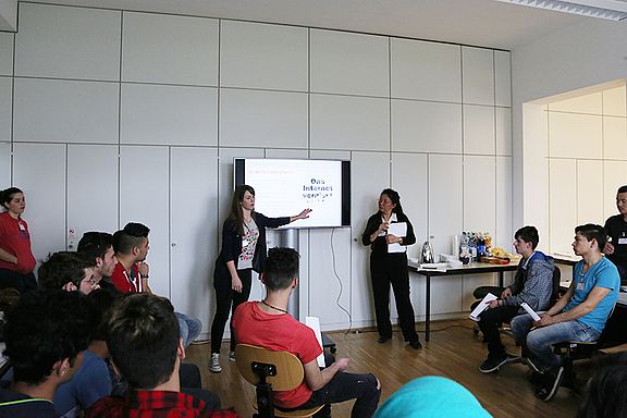 Initiatoren erklären etwas für die Teilnehmer von Integration kreativ