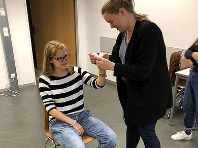 Studentin verbindet Finger 
