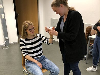 Studentin verbindet Finger