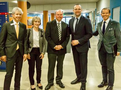 Prof. Dr. Clemens Bulitta, Dekan der Fakultät Wirtschaftsingenieurwesen, Prof. Dr. Christiane Hellbach, Vizepräsidentin der OTH Amberg-Weiden, Dr. Wolfgang Weber, Grundsatzangelegenheiten und Hochschulentwicklung, Bundesgesundheitsminister Jens Spahn un