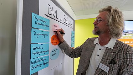 Unter der Leitung von Prof. Dr. Frank Schäfer hat OTH Professional Unternehmensvertreterinnen und -vertreter eingeladen, um gemeinsam zu ermitteln, wie effiziente und zukunftsorientierte Weiterbildung aussehen sollte