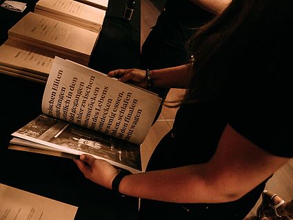 Student blättert im Schmitz