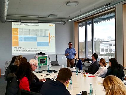 Prof. Frank Späte stellt das "Amberger" Double Degree Modell vor.