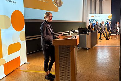 Vizepräsidentin Prof. Dr. Mandy Hommel begrüßt die neuen Studierenden in Amberg