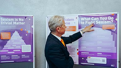 Auch Hochschulpräsident Prof. Dr. Clemens Bulitta kam, um sich die Ausstellung anzusehen und die Bedeutung des Themas hervorzuheben