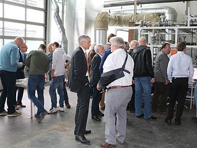 Industrievertreter vor der ORC-Anlage