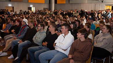 Studienanfänger bei der Begrüßung