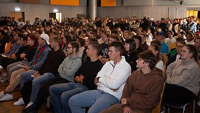 Studienanfänger bei der Begrüßung