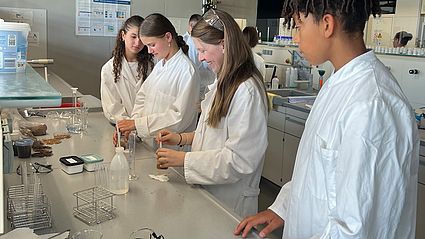 Schüler im Labor an Messgerät