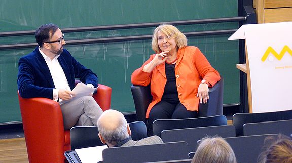 Moderator Robert Bayer und die ehemalige RFE-Redakteurin Lída Rakusanová 