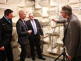 Übergabe eines neuen Akustikmesssystems dank Kooperation LAuS mit EMZ Hanauer