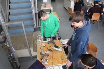 Studierende arbeiten an einem Versuchsaufbau zur Bestimmung der Wärmekapazität von Luft.