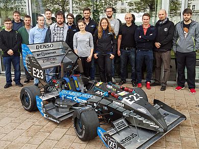 Spring School: Studierende der Technischen Universität Ostrava und der OTH Amberg-Weiden vor dem Running Snail Rennwagen