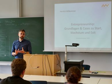 Alexander Herzner, OTH Amberg-Weiden, lehrt  "Entrepreneurship" im Rahmen von GROW4DIGITAL. 