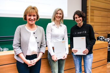 Prof. Dr. Christiane Hellbach übergibt den Preis „Engagiert. Auf dem Campus“ an Cornelia Ott und Elisabeth Donat