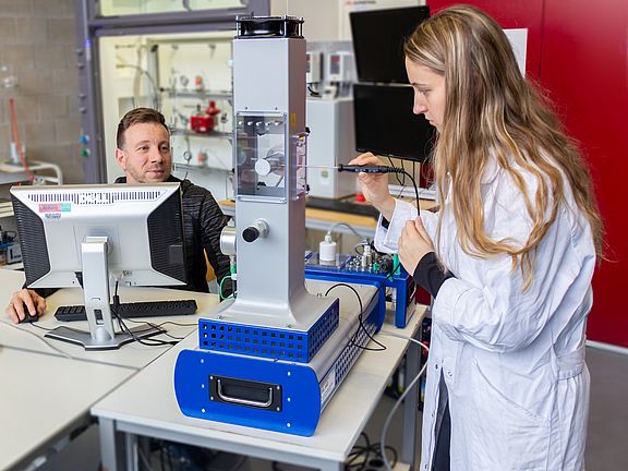 Laborungenieur und Studentin am Versuchsaufbau zur Bestimmung der Wärmeübertragung durch erzwungene oder freie Konvektion