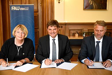 Prof. Dr. Andrea Klug, Präsidentin der Oberbayerischen Technischen Hochschule (OTH) Amberg-Weiden, Prof. Dr.-Ing. Joachim Hornegger, Präsident der Friedrich-Alexander-Universität Erlangen-Nürnberg (FAU), Prof. Dr.-Ing. Frank Opferkuch, Leiter des Komp