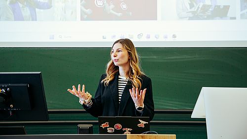 Marina Faltenbacher und ihre Kollegin Lena Biegerl von der Witt-Gruppe gaben an der OTH Amberg-Weiden Einblicke in ihre Arbeit