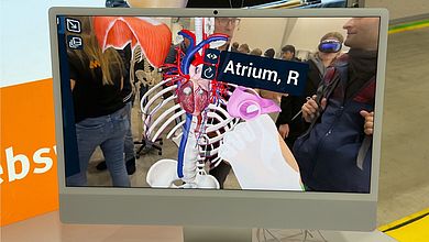 Live-Einblick: Auf dem Bildschirm ist sichtbar, was die Besucherinnen und Besucher in der MR-Anwendung erforschen.